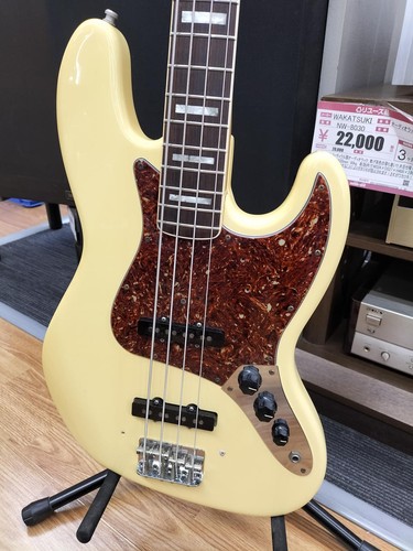 Guitare basse - (fender),